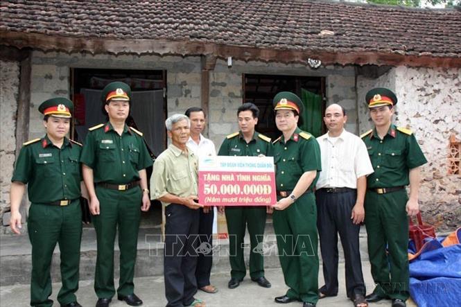 Đại diện Ban Thanh niên Viettel  tặng nhà tình nghĩa cho ông Lê Văn Tư, cựu Thanh niên xung phong thời kỳ kháng chiến chống Mỹ ở xóm 9 ,xã Nam Giang, huyện Nam Đàn (Nghệ An). Ảnh: Trọng Đức-TTXVN