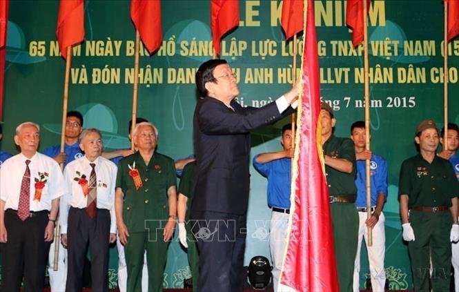 Chủ tịch nước Trương Tấn Sang trao danh hiệu Anh hùng Lực lượng vũ trang nhân dân cho Đội TNXP 36 tại Lễ kỷ niệm 65 năm Ngày Bác Hồ sáng lập lực lượng Thanh niên xung phong Việt Nam (15/7/1950 -15/7/2015). Ảnh: Nguyễn Khang – TTXVN