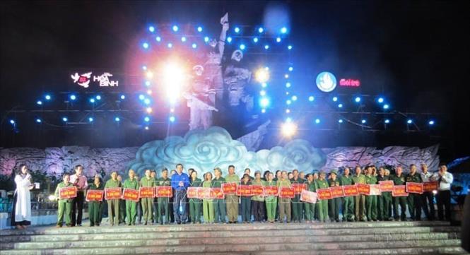 Trao tặng 60 sổ tiết kiệm cho các cựu TNXP Bộ đội Trường Sơn, trong chương trình “Tuổi trẻ Việt Nam - Câu chuyện Hòa bình” với chủ đề “Đường Trường Sơn - Đường Hòa bình”, tối 16/5/2019, tại Khu Tượng đài Thanh niên xung phong chống Mỹ (xã Sơn Trạch, huyện Bố Trạch, tỉnh Quảng Bình). Ảnh: Võ Dung-TTXVN