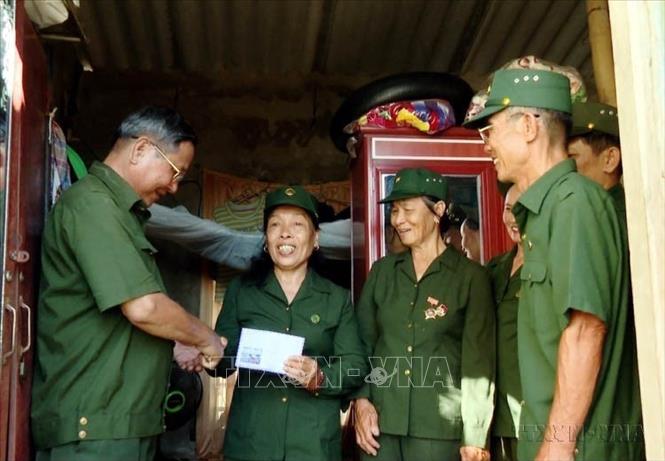 Hội Cựu Thanh niên xung phong tỉnh Quảng Bình trao tiền hỗ trợ các cựu TNXP có hoàn cảnh khó khăn vươn lên trong cuộc sống. Ảnh: TTXVN phát

