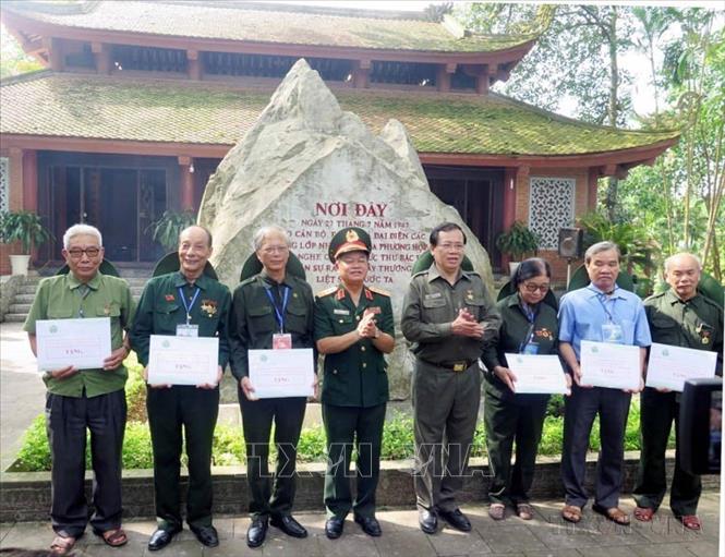 Tặng quà cho Hội cựu Thanh niên xung phong 6 tỉnh vùng Việt Bắc tại lễ kỷ niệm 70 năm Ngày Bác Hồ sáng lập Lực lượng Thanh niên xung phong Việt Nam (15/7/1950-15/7/2020). Ảnh: Thu Hằng-TTXVN
