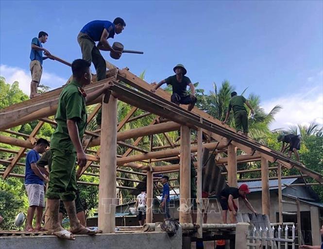 Phẩm chất của Thanh niên xung phong trong kháng chiến được phát huy, nuôi dưỡng đến hôm nay và là hình mẫu để thế hệ trẻ học hỏi, tiếp bước cha anh, cùng chung sức thực hiện công cuộc đổi mới, xây dựng và bảo vệ Tổ quốc. Trong ảnh: Đoàn viên thanh niên tình nguyện huyện Quan Sơn (Thanh Hóa) phối hợp với lực lượng vũ trang giúp người dân bản Sa Ná, xã Na Mèo dựng lại nhà cửa sau lũ. Ảnh: TTXVN phát
