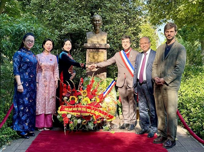 Phó Chủ tịch Quốc hội Nguyễn Thị Thanh cùng các đại biểu chụp ảnh lưu niệm trước Tượng đài Bác Hồ ở công viên Montreau. Ảnh: Thu Hà - P/v TTXVN tại Pháp