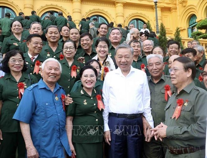  Chủ tịch nước Tô Lâm gặp mặt thân mật Đoàn đại biểu cựu Thanh niên xung phong nhân kỷ niệm 74 năm Ngày truyền thống (15/7/1950-15/7/2024). Ảnh: Nhan Sáng-TTXVN