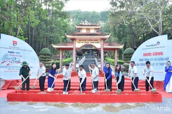 Khởi công Công trình cải tạo, nâng cấp Nhà bia tưởng niệm liệt sĩ Thanh niên xung phong toàn quốc do Tỉnh đoàn Hà Tĩnh, Ban Quản lý Khu di tích Ngã ba Đồng Lộc và Khu tưởng niệm Lý Tự Trọng cùng các đơn vị phối hợp tổ chức (22/4/2025). Ảnh: Hoàng Ngà - TTXVN