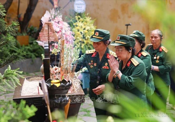 Các nhân chứng lịch sử của phong trào “Ba sẵn sàng”, cựu thành viên Đội nữ lái xe Trường Sơn, cựu TNXP Đường 20 Quyết Thắng dâng hương tưởng niệm các anh hùng, liệt sĩ (23/4/2025). Ảnh: Thanh Tùng - TTXVN