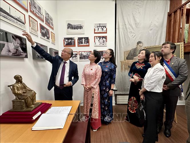 Phó Chủ tịch Quốc hội Nguyễn Thị Thanh tham quan Không gian Hồ Chí Minh trong khuôn viên Bảo tàng Lịch sử Sống của thành phố Montreuil. Ảnh: Thu Hà - P/v TTXVN tại Pháp

