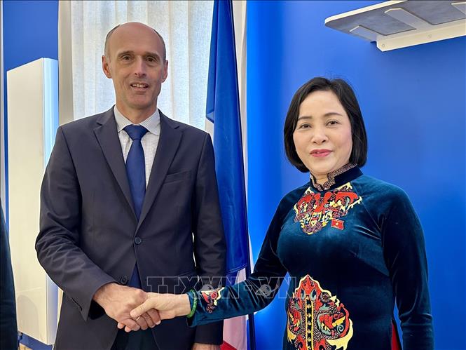 Phó Chủ tịch Quốc hội Nguyễn Thị Thanh gặp và làm việc với ông Olivier Lavenka, Thị trưởng thành phố Provins. Ảnh: Thu Hà - P/v TTXVN tại Pháp