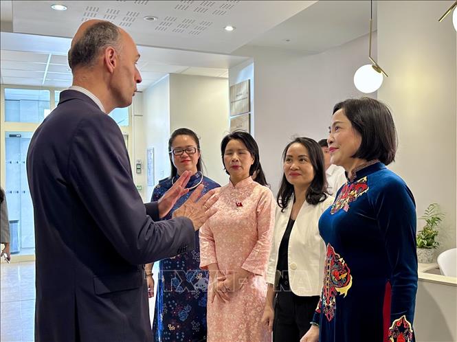 Phó Chủ tịch Quốc hội Nguyễn Thị Thanh gặp và làm việc với ông Olivier Lavenka,Thị trưởng thành phố Provins. Ảnh: Thu Hà - P/v TTXVN tại Pháp