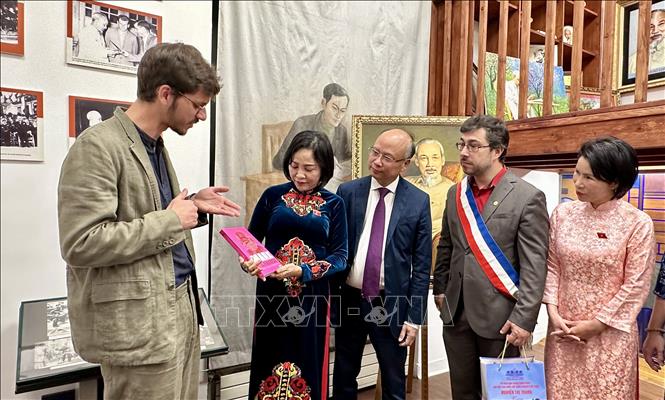 Lãnh đạo Bảo tàng Lịch sử Sống của thành phố Montreuil tặng Phó Chủ tịch Quốc hội Nguyễn Thị Thanh cuốn sách về Marx. Ảnh: Thu Hà - P/v TTXVN tại Pháp