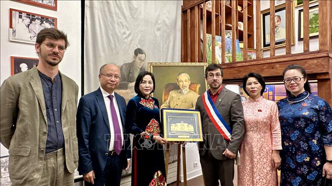 Phó Chủ tịch Quốc hội Nguyễn Thị Thanh tặng lãnh đạo thành phố Montreuil biểu trưng Quốc hội Việt Nam. Ảnh: Thu Hà - P/v TTXVN tại Pháp