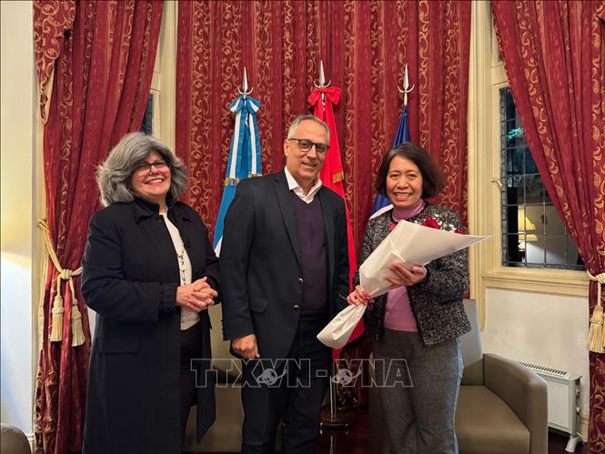 Đại sứ Ngô Minh Nguyệt chụp ảnh lưu niệm cùng Đại sứ Pedro Pablo Prada và Phu nhân tại buổi giao lưu. Ảnh: Diệu Hương - P/v TTXVN tại Argentina 