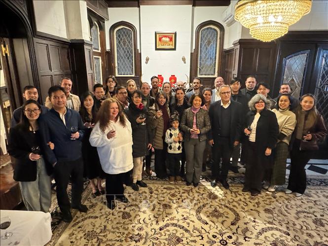 Cán bộ, nhân viên Đại sứ quán Việt Nam và Cuba tại Argentina chụp ảnh lưu niệm tại buổi giao lưu. Ảnh: Diệu Hương - P/v TTXVN tại Argentina 