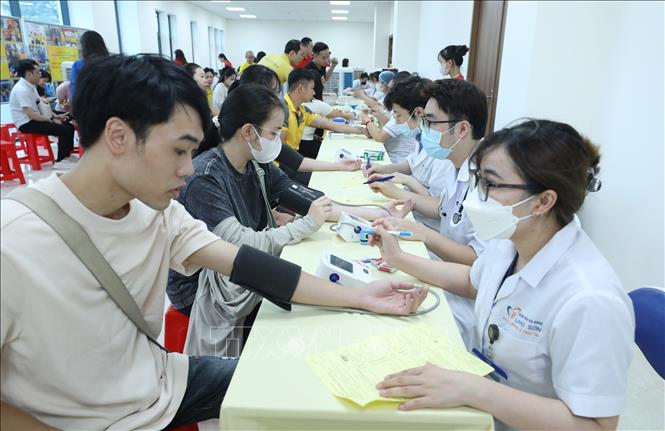 Khám sáng lọc cho người hiến máu tình nguyện. Ảnh: Anh Tuấn – TTXVN