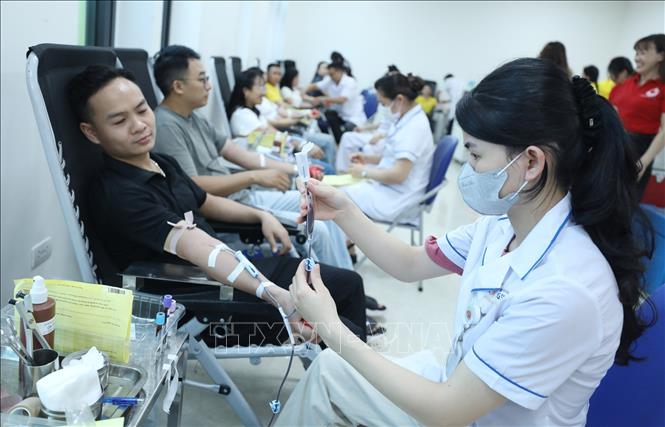 Đoàn viên, thanh niên, cán bộ, công nhân viên Bưu điện tỉnh Lạng Sơn và người dân xứ Lạng hiến máu tình nguyện tại ngày hội. Ảnh: Anh Tuấn – TTXVN