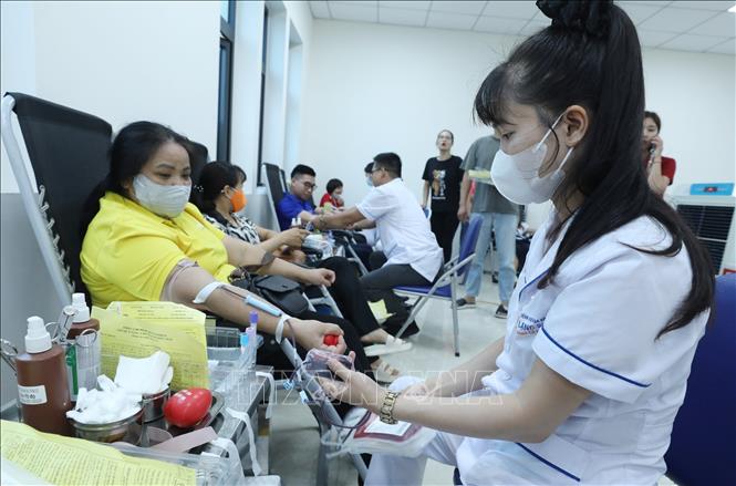 Đoàn viên, thanh niên, cán bộ, công nhân viên Bưu điện tỉnh Lạng Sơn và người dân xứ Lạng hiến máu tình nguyện tại ngày hội. Ảnh: Anh Tuấn – TTXVN
