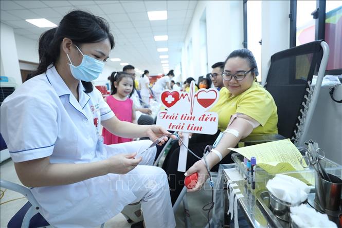 Đoàn viên, thanh niên, cán bộ, công nhân viên Bưu điện tỉnh Lạng Sơn và người dân xứ Lạng hiến máu tình nguyện tại ngày hội. Ảnh: Anh Tuấn – TTXVN