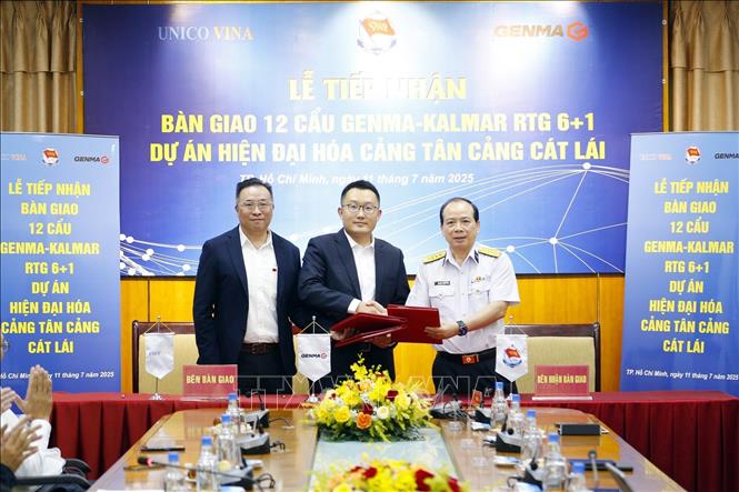 Đại diện đối tác trao biên bản bàn giao 12 cẩu khung Genma - Kalmar RTG6+1 cho Tân cảng Sài Gòn. Ảnh: TTXVN phát