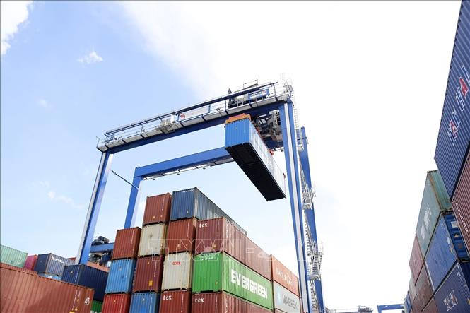 Container đầu tiên được cẩu khung Genma - Kalmar RTG6+1 xếp dỡ. Ảnh: TTXVN phát