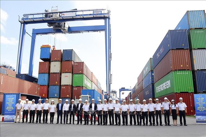 Các đại biểu chụp hình chung tại cẩu Genma - Kalmar RTG6+1. Ảnh: TTXVN phát