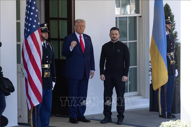 Tổng thống Mỹ Donald Trump (trái) đón Tổng thống Ukraine Volodymyr Zelensky tại Washington DC., ngày 28/2/2025. Ảnh: THX/TTXVN