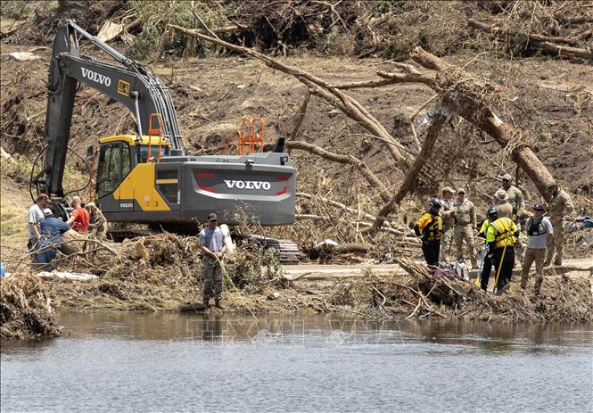 Giới chức Mỹ ngày 8/7 cho biết số người thiệt mạng do lũ lụt nghiêm trọng tại bang Texas đã lên tới 104 người. Trong khi đó, lực lượng cứu hộ vẫn đang chạy đua với thời gian để tìm kiếm các nạn nhân bị nước lũ cuốn trôi (ảnh), trong đó có nhiều trẻ em. Trước đó, Tổng thống Trump đã ban bố tình trạng thảm họa quy mô lớn tại hạt Kerr từ ngày 6/7, nơi hứng chịu thiệt hại nặng nề cả về người và tài sản trong trận lũ quét kinh hoàng hôm 4/7. Ảnh: THX/TTXVN