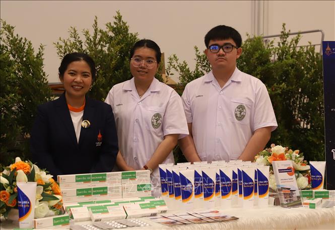 Thuốc  Imcranib 100 là một chất ức chế tyrosine kinase (TKI) nhắm chính xác vào các tế bào ung thư, được sử dụng để điều trị các bệnh lý như bệnh bạch cầu dòng tủy mãn tính (CML), bệnh bạch cầu cấp tính nhiễm sắc thể Philadelphia dương tính, u mô đệm đường tiêu hóa (GIST) và ung thư da hiếm gặp (DFSP). Ảnh: Đỗ Sinh – PV TTXVN tại Thái Lan
​