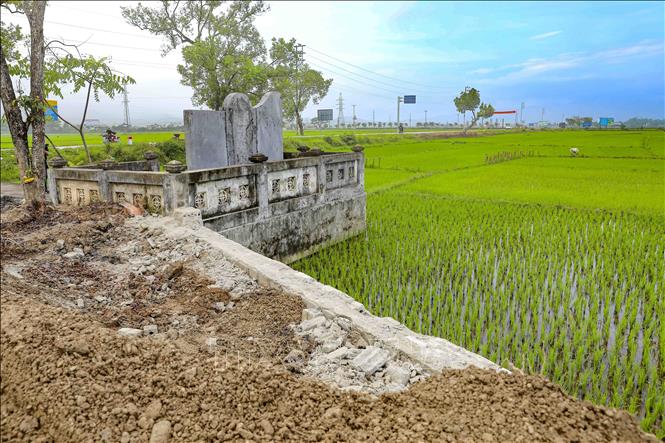 Phần kè nối vào tường bao bia di tích cũng đã được dỡ bỏ. Ảnh: Xuân Tư – TTXVN