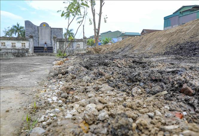 Phần mặt bằng sau khi người dân thi công vẫn còn lổm nhổm đất đá. Ảnh: Xuân Tư – TTXVN