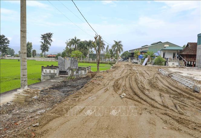 Qua trình người dân đổ đất, san gạt làm đường đi lại đã san lấp một phần di tích. Ảnh: Xuân Tư – TTXVN