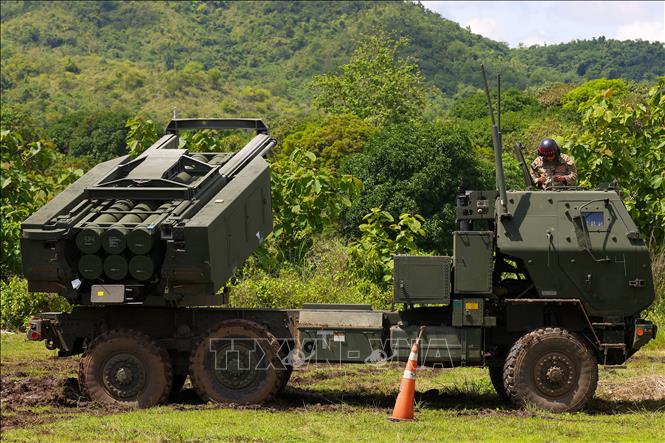 Binh sĩ Mỹ kiểm tra Hệ thống Pháo phản lực cơ động cao (HIMARS) trong cuộc tập trận bắn đạn thật tại Cabanatuan, Philippines, ngày 30/6/2025. Ảnh: AA/TTXVN