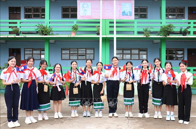 Thiếu nhi hai nước Việt Nam-Lào chụp ảnh thể hiện tình đoàn kết. Ảnh: Xuân Tú - PV TTXVN tại Lào