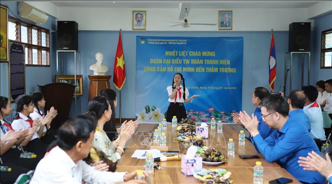 Đại biểu thiếu nhi Việt Nam biểu diễn tại buổi giao lưu. Ảnh: Xuân Tú - PV TTXVN tại Lào