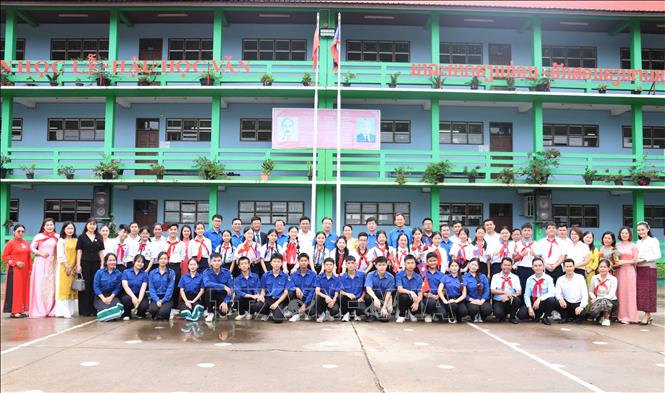 Các thầy cô giáo, các đại biểu và các thanh thiếu nhi hai nước Việt Nam-Lào chụp ảnh kỷ niệm. Ảnh: Xuân Tú - PV TTXVN tại Lào