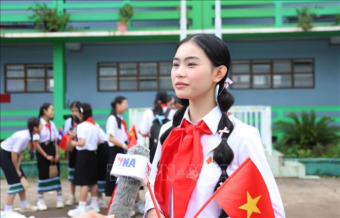 Lê Ngọc Bảo Tiên, học sinh lớp 8A5, Trường THCS Chu Văn An, Cần Thơ chia sẻ cảm nhận sau buổi giao lưu. Ảnh: Xuân Tú - PV TTXVN tại Lào