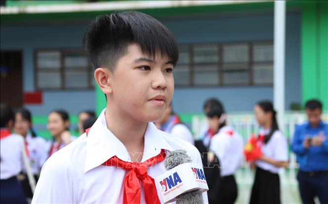 Nguyễn Trường Thiên Phú, học sinh lớp 8A4, Trường THCS An Khánh, Cần Thơ, chia sẻ cảm nhận sau buổi giao lưu. Ảnh: Xuân Tú - PV TTXVN tại Lào