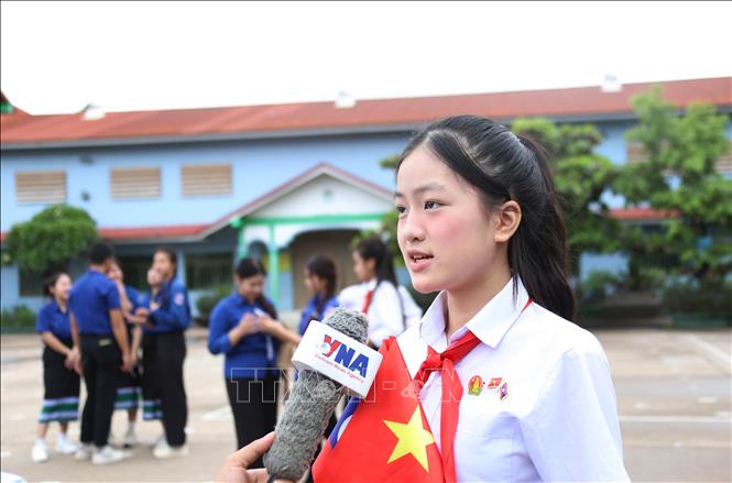 Lê Giáng Uyên, học sinh lớp 8, Trường THCS Nguyễn Chí Diểu, thành phố Huế chia sẻ cảm nhận sau buổi giao lưu. Ảnh: Xuân Tú - PV TTXVN tại Lào