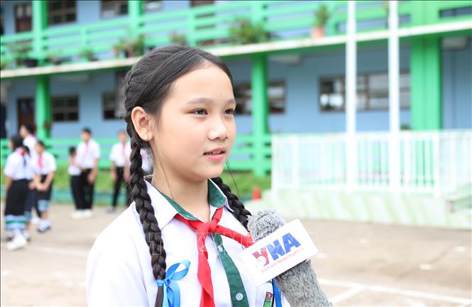 Võ Thị Kim Ngân, học sinh lớp 7, Trường song ngữ Lào-Việt Nam Nguyễn Du chia sẻ cảm nhận sau buổi giao lưu. Ảnh: Xuân Tú - PV TTXVN tại Lào