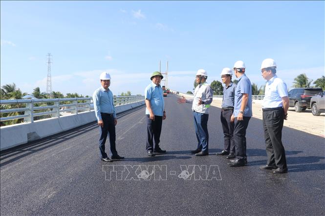 Bộ trưởng Bộ Xây dựng Trần Hồng Minh kiểm tra thực tế tại trường hiện trường tiến độ Dự án đầu tư xây dựng cầu Rạch Miễu 2 nối hai tỉnh Đồng Tháp và Vĩnh Long.Ảnh: Công Trí-TTXVN