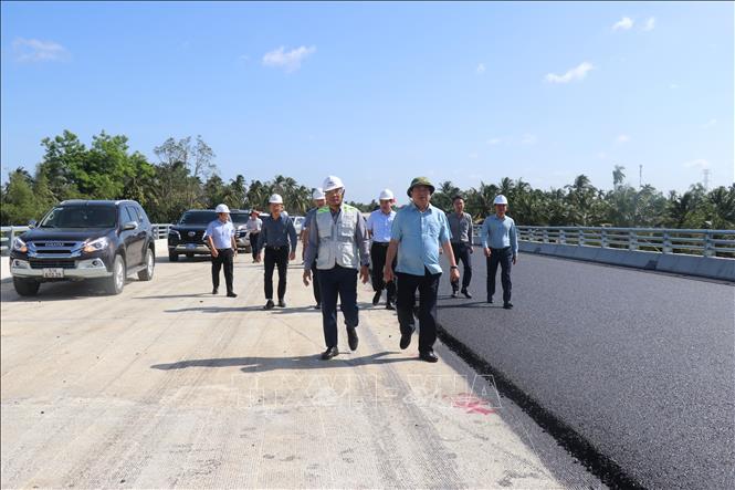 Bộ trưởng Bộ Xây dựng Trần Hồng Minh kiểm tra thực tế tại trường hiện trường tiến độ Dự án đầu tư xây dựng cầu Rạch Miễu 2 nối hai tỉnh Đồng Tháp và Vĩnh Long. Ảnh: Công Trí-TTXVN