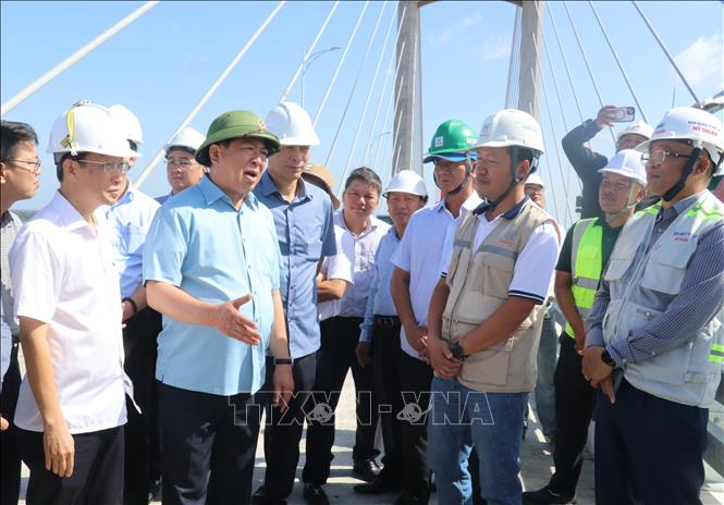 Bộ trưởng Bộ Xây dựng Trần Hồng Minh kiểm tra thực tế tại trường hiện trường tiến độ Dự án đầu tư xây dựng cầu Rạch Miễu 2 nối hai tỉnh Đồng Tháp và Vĩnh Long. Ảnh: Công Trí-TTXVN