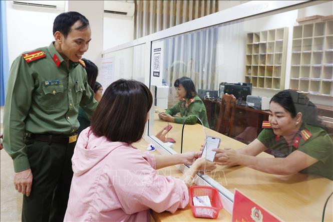 Đại tá Trần Quang Hiếu, Phó Giám đốc Công an tỉnh Đắk Lắk động viên đội hình ra quân và khảo sát việc cung cấp dịch vụ công trực tuyến tại phường Buôn Ma Thuột. Ảnh: Hoài Thu – TTXVN