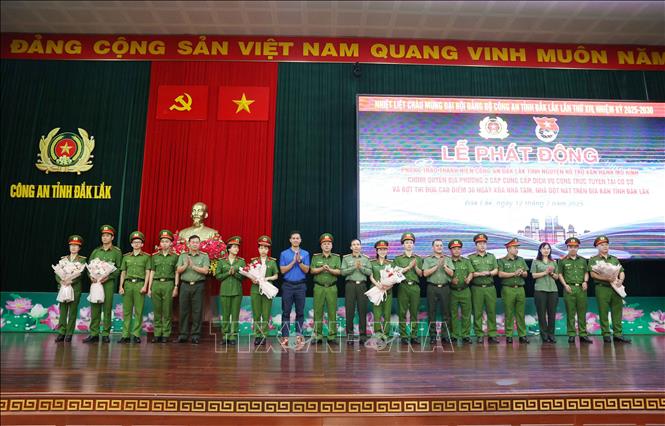 Ra mắt Đội hình tình nguyện hỗ trợ vận hành mô hình chính quyền địa phương 2 cấp của Công an tỉnh Đắk Lắk. Ảnh: Hoài Thu – TTXVN
