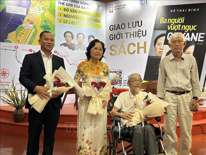 Ban tổ chức tri ân hậu duệ của các chí sỹ. Ảnh: Diệu Thúy - TTXVN