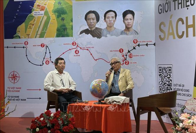 Kỹ sư Đỗ Thái Bình, tác giả cuốn sách chia sẻ quá trình viết sách. Ảnh: Diệu Thúy - TTXVN