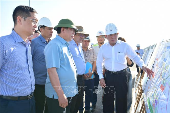 Bộ trưởng Trần Hồng Minh kiểm tra Dự án Vành đai 3 Tp. Hồ Chí Minh đoạn qua tỉnh Tây Ninh. Ảnh: Bùi Giang - TTXVN