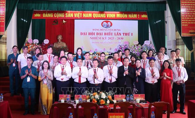 Lãnh đạo tỉnh Hưng Yên chụp ảnh lưu niệm với Ban Chấp hành Đảng bộ xã Tân Hưng. Ảnh: Đinh Văn Nhiều-TTXVN