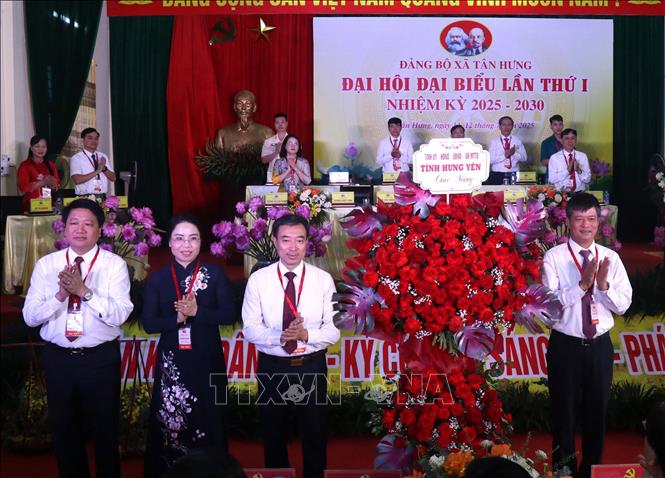 Ông Lê Xuân Tiến, Ủy viên Ban Thường vụ Tỉnh ủy, Phó Chủ tịch HĐND tỉnh Hưng Yên (phải) chúc mừng Đại hội Đảng bộ xã Tân Hưng. Ảnh: Đinh Văn Nhiều-TTXVN