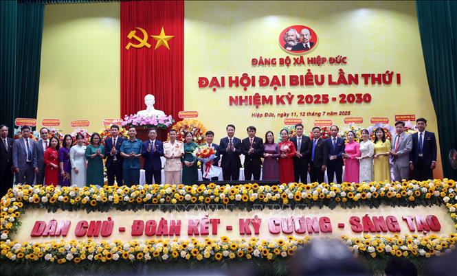 Đại hội công bố Quyết định chỉ định tham gia Ban Chấp hành Đảng bộ, Ban Thường vụ Đảng ủy, Bí thư Đảng ủy xã Hiệp Đức nhiệm kỳ 2025 – 2030 gồm 24 đồng chí. Bí thư Đảng ủy xã là đồng chí Lê Quang Quỳnh, hai Phó Bí thư là Trần Thị Thu Huyền và Lưu Hoàng Ân. Ảnh: Trần Lê Lâm - TTXVN 