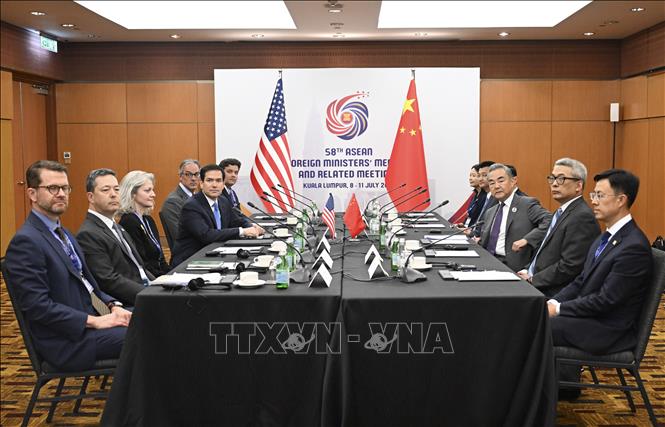 Ngoại trưởng Mỹ Marco Rubio (thứ 4, trái) trong cuộc gặp với người đồng cấp Trung Quốc Vương Nghị (thứ 3, phải) bên lề Hội nghị Bộ trưởng Ngoại giao  ASEAN lần thứ 58 (AMM-58) tại Malaysia, ngày 11/7/2025. Ảnh: THX/TTXVN